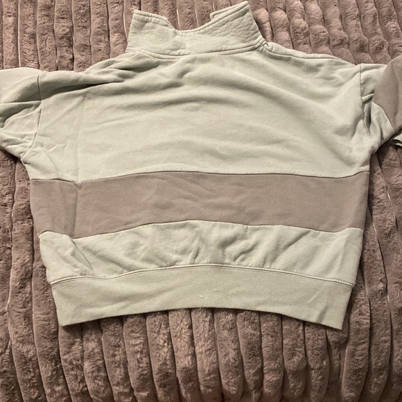 Universal Thread. Size M. - Picture 2 of 3